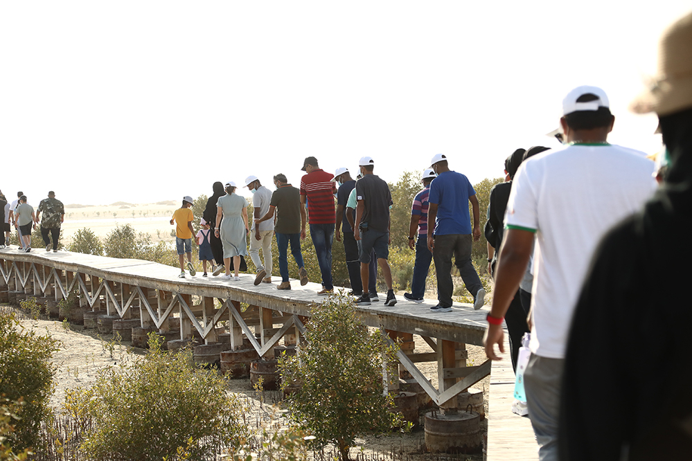 الهيئة تشارك في تنظيف الشاطئ