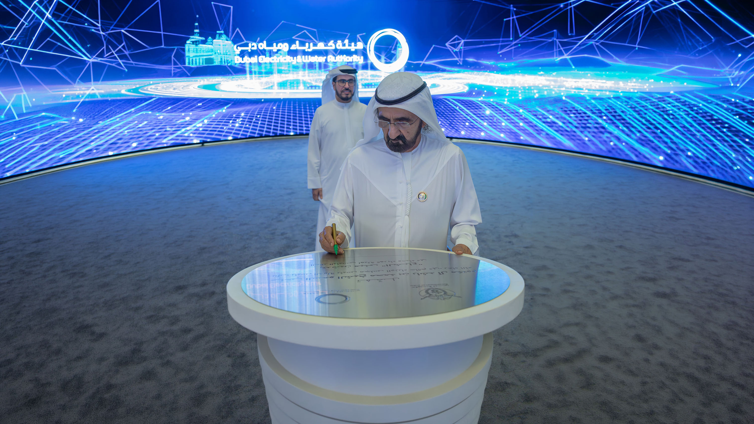 محمد بن راشد يدشّن "الشراع"... أكبر وأذكى مبنى حكومي إيجابي الطاقة في العالم