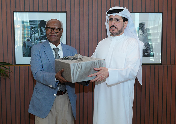 معالي سعيد الطاير يكرّم كبير المستشارين القانونيين في الهيئة بمناسبة تقاعده بعد مسيرة حافلة بالعطاء