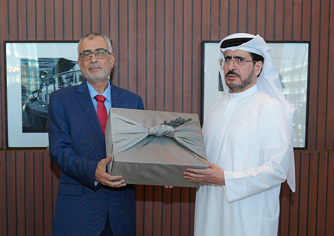 معالي سعيد محمد الطاير يكرم المهندس يوسف جبريل بعد مسيرةٍ حافلةٍ امتدت لثلاثة عقود