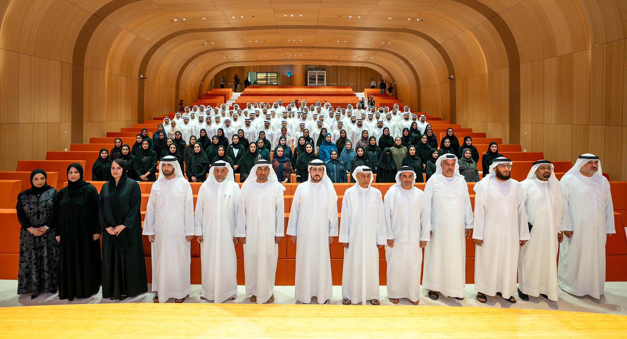 هيئة كهرباء ومياه دبي تكرّم موظفيها المتميزين من خريجي برنامج "ماجستير أنظمة وتقنيات طاقة المستقبل" 