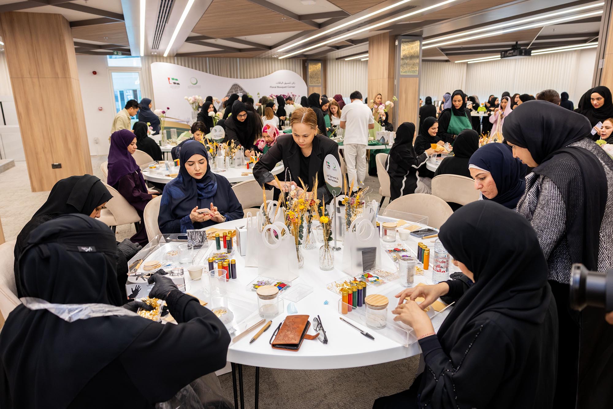 اللجنة النسائية في هيئة كهرباء ومياه دبي تقدم برنامجاً متكاملاً لتكريم ودعم بنات الإمارات