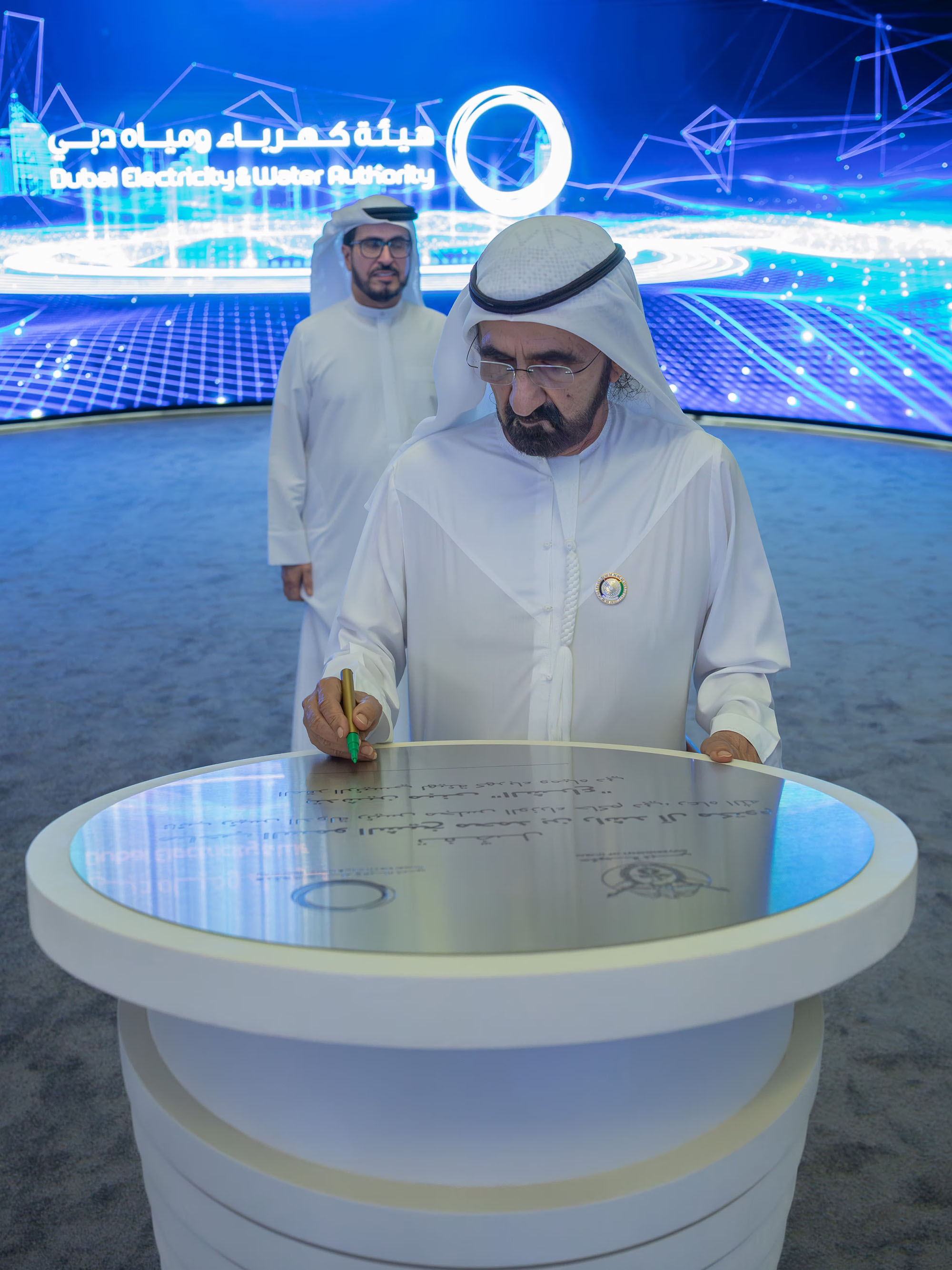 محمد بن راشد يدشّن "الشراع"... أكبر وأذكى مبنى حكومي إيجابي الطاقة في العالم