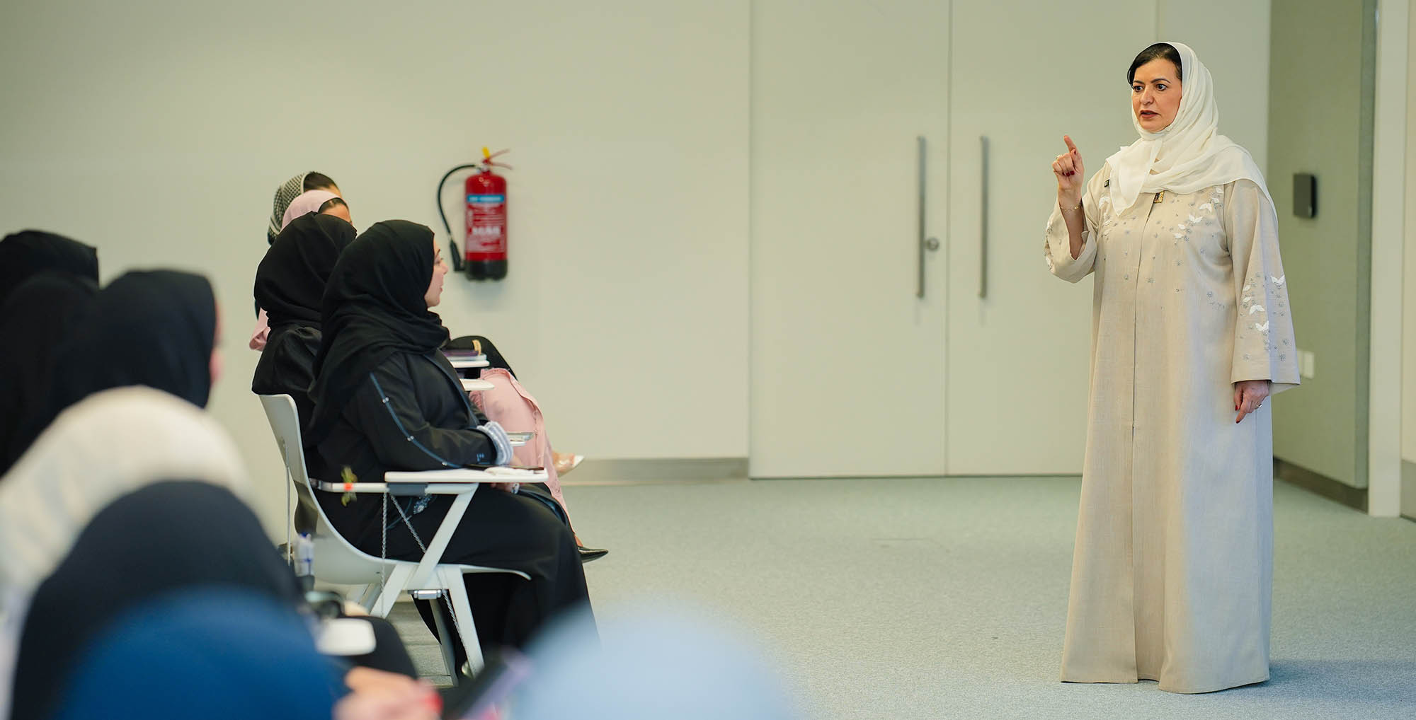 اللجنة النسائية في هيئة كهرباء ومياه دبي تنظم محاضرة توعوية حول مهارات التواصل المهني الفعال 